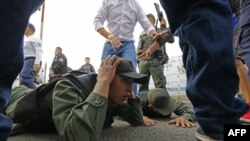 Dos guardias venezolanos son detenidos por la policía de Colombia cerca del Puente Internacional Simón Bolívar, en Cúcuta. (Archivo)
