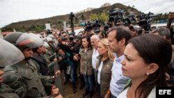 Militares impiden el paso a los expresidentes de Colombia, Andrés Pastrana, y de Bolivia, Jorge Quiroga, cuando se dirigían a la cárcel militar de "Ramo Verde".
