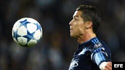 Cristiano Ronaldo controla el balón durante el partido de Liga de Campeones entre el Malmoe y el Real Madrid.