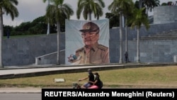 Un póster de Raúl Castro en en Monumento a José Martí, en la Plaza.