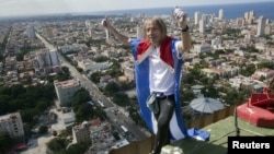 El francés Alain Robert, conocido en el mundo como "El hombre araña" por escalar edificios y otros retos en vertical, desafió una altura de 27 pisos del hotel Habana Libre, antiguo Habana Hilton. 