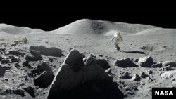 Vista panorámica de la superficie lunar. 