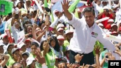 La mayor parte de las encuestas siguen dando el primer lugar al candidato del PRI, Enrique Peña Nieto.