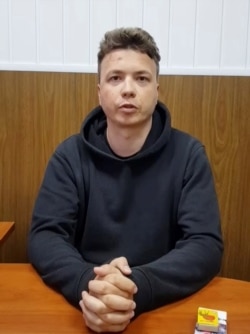 El bloguero bielorruso Roman Protasevich, detenido cuando un avión de Ryanair se vio obligado a aterrizar en Minsk, aparece en un video.
