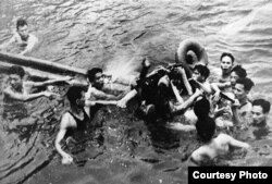 Soldados vietnamitas sacan a McCain del lago Hanói, tras ser derribado su avión. Foto : Exposición de fotos de la Guerra de Vietnam.