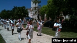Reporta Cuba. Damas de Blanco marchan por Quinta Avenida antes del arresto del domingo 17 de mayo.