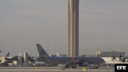 Vista general de las pistas de aterrizaje y despegue del aeropuerto internacional de Miami junto a la torre de control. 
