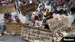 Trabajadores del sector petrolero protestan cerca de la cancillería en Caracas, Venezuela, ante la vista de la alta comisionada de la ONU, Michelle Bachet, el 20 de junio de 2019. (REUTERS).