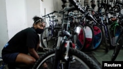 Un cuentapropista trabaja en un taller de reparación y renta de bicicletas en La Habana. (REUTERS/Alexandre Meneghini)