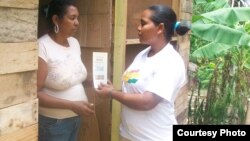 Mujeres FLAMUR recogen firmas en campaña "Con una misma moneda"