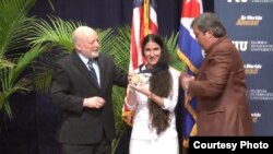 Yoani Sáchez recibe la Medalla al valor de FIU.