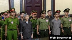el activista Luu Van Vinh (izq.) y otros acusados ​​comparecen ante el tribunal en la ciudad de Ho Chi Minh, el 5 de octubre de 2018. 