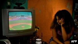Juego de pelota en la televisión cubana (Yamil Lage / AFP).