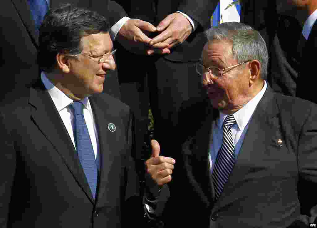 Archivo 2013 - Raúl Castro (d), habla con el presidente de la Comisión Europea, José Manuel Durão Barroso, en Chile durante Cumbre CELAC-UE.