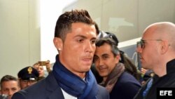 El delantero portugués del Real Madrid Cristiano Ronaldo llega junto al resto del equipo al aeropuerto Fiumicino de Roma (Italia) hoy.