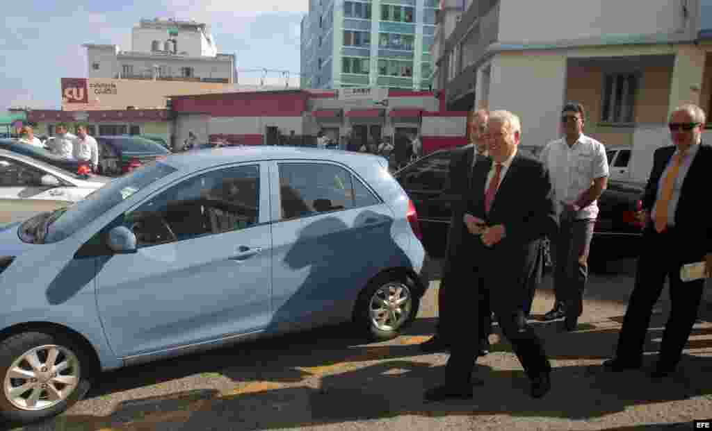 El ministro español de Asuntos Exteriores, José Manuel García-Margallo (c), llega a una reunión en ministerio de Comercio Exterior de Cuba. 