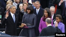El 44º presidente estadounidense Barack Obama prestó juramento en público para un segundo mandato este lunes, ante una multitud a los pies del Capitolio.