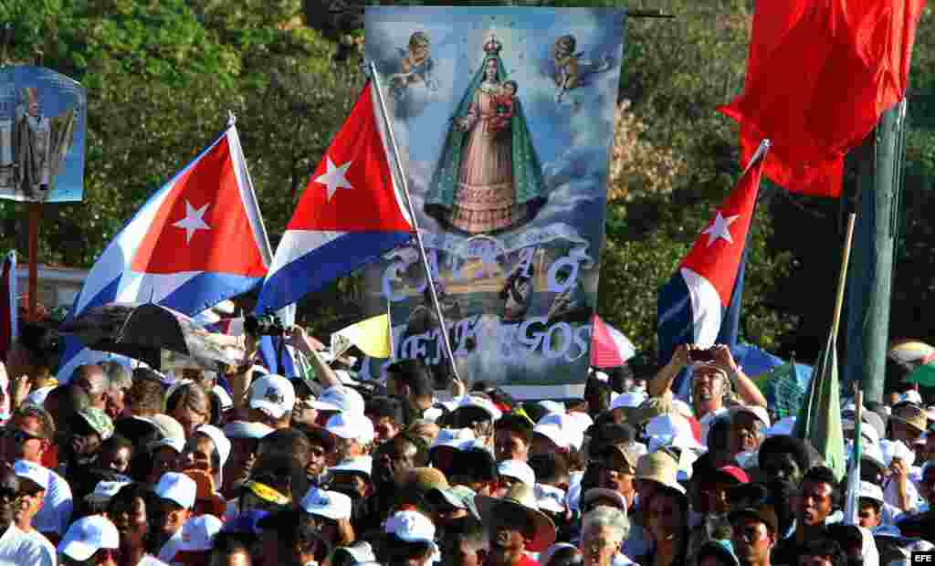 Cientos de personas se congregan en la Plaza Jos&eacute; Mart&iacute;, en La Habana, donde el papa Benedicto XVI oficiar&aacute; una misa en su &uacute;ltima jornada en Cuba. EFE/Alejandro Ernesto