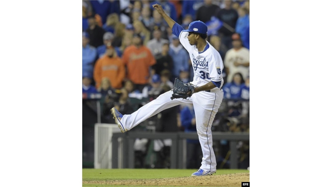 Yordano Ventura toleró tres hits, ponchó a cuatro de San Francisco y otorgó cinco boletos.