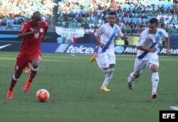 Ariel Martínez (i) controla el balón ante Guatemala en el partido en Charlotte, Carolina del Norte.