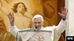 El papa Benedicto XVI saluda a los feligreses durante el tradicional rezo del Ángelus. EFE/Alessandro Di Meo