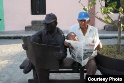 Un anciano lee el diario en la Plaza de El Carmen de Camagüey. Foto: Giacomo Bartalesi.