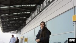 GRA276. PRAGA, 01/03/2013.- Fotografía facilitada por la ONG People in need de la disidente cubana Yoani Sánchez, una de las voces más mediáticas de su país a través del blog "Generación Y" y la red social Twitter hoy a su llegada al aeropuerto de Praga. 