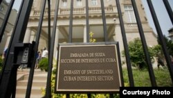 Tarja en la verja de la Sección de Intereses de Cuba en Washington DC, bajo protectorado suizo.