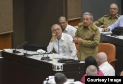 Castro explica en la ANPP, a su lado Amado Guerra.