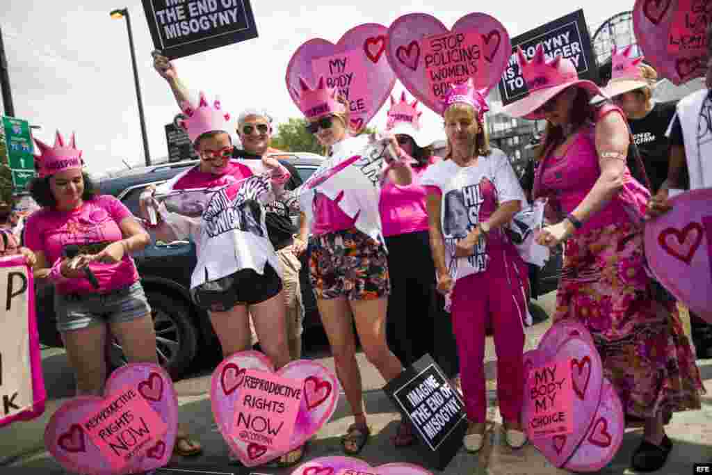 Miembros del grupo activista liberal Code Pink protestan el jueves 21 de julio de 2016.