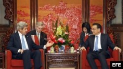 PEKÍN. Beijing (China), 13/04/2013.- El secretario de Estado, John Kerry (i) conversa con el primer ministro de China, Li Keqiang