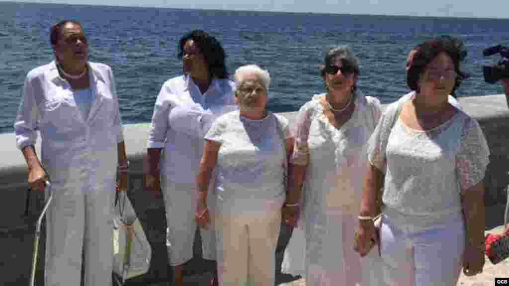Damas de Blanco en el exilio en el malecón de la Ermita de la Caridad