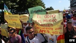 Decenas de personas participan en la Conga cubana contra la homofobia. (Archivo)