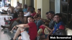 Cubanos en uno de los albergues que acoge a los migrantes en Costa Rica. Archivo.