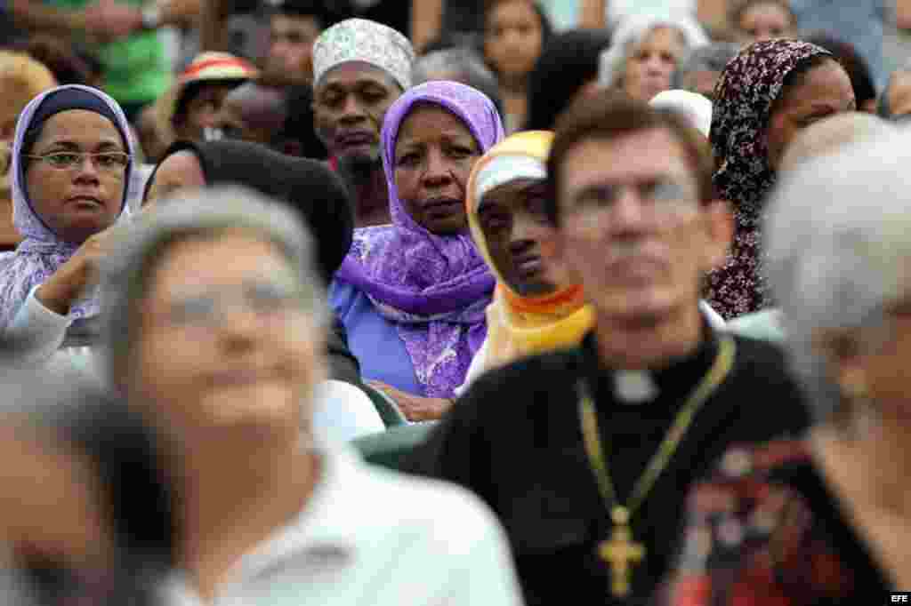 Dos semanas antes de la visita del Papa a Cuba, decenas de personas de diferentes denominaciones religiosas se unen en un rezo por la paz. 