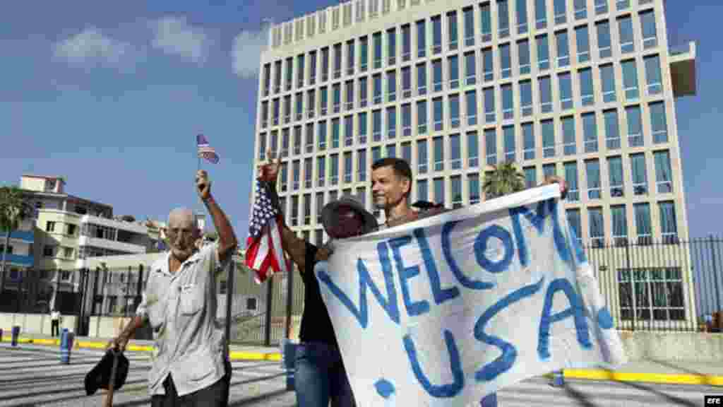 Un grupo de personas sostiene una pancarta frente a la embajada de Estados Unidos en La Habana