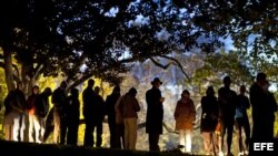 Habitantes de Virginia hacen cola en el parque Nottoway de la localidad de Vienna, Virgina (Estados Unidos) para ejercer su derecho al voto en las elecciones presidenciales. 