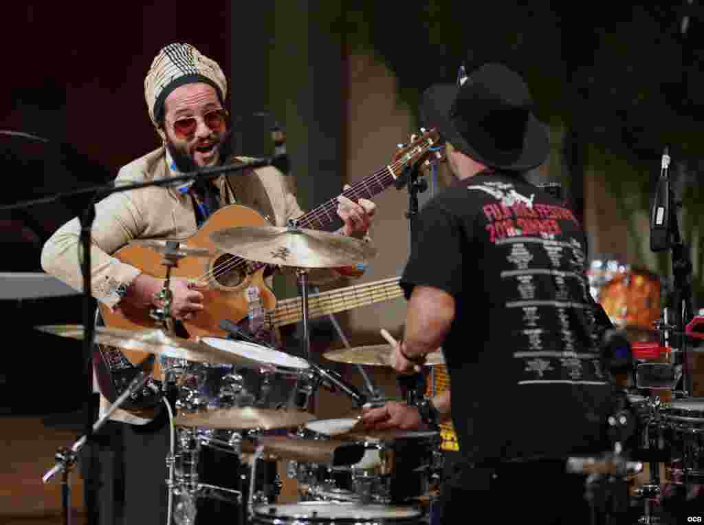 Alfredo Rodríguez Trío se presentó en el FIU Music Festival, el viernes 26 de octubre. Danny Rodríguez, en la percursión y Munir Hossn, en el bajo. Foto Roberto Koltun OCB Staff.