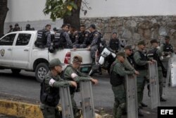 Miembros de la Guardia y Policía Nacional Bolivariana custodian las inmediaciones de la morgue en donde está cuerpo del exagente Pérez.
