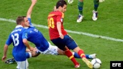 El jugador de la selección española Cesc Fabregas (d) trata de marcar ante el portero de Italia Gianluigi Buffon (arriba). EFE