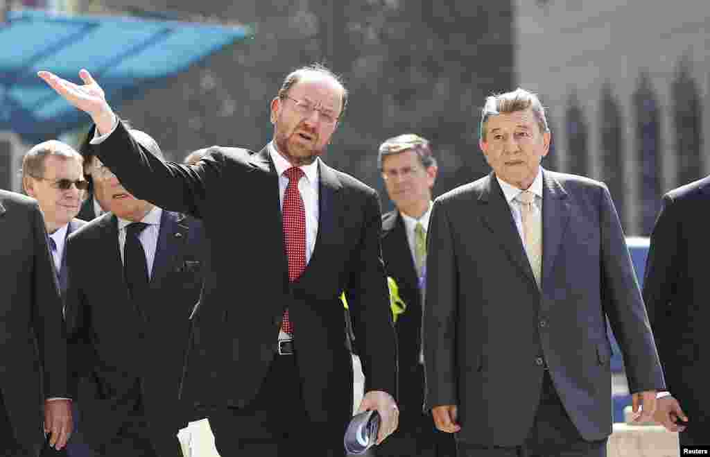 El Ministro de Relaciones Exteriores de Chile, Alfredo Moreno camina y habla con su hom&oacute;logo peruano Rafael Roncagliolo, durante una reuni&oacute;n bilateral en la cumbre de la CELAC-UE en Santiago.