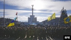 En la plaza de la Independencia, en Kiev, se reunen los voluntarias para las fuerzas armadas. 