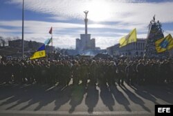 En la plaza de la Independencia, en Kiev, se reunen los voluntarias para las fuerzas armadas.