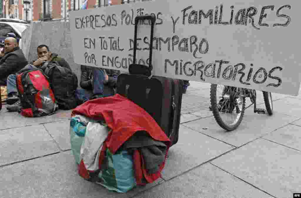 Una decena de expresos cubanos que participan en una acampada en Madrid para denunciar su situación de "total desamparo" en España han decidido secundar desde hoy una huelga de hambre para reclamar ayuda. Los excarcelados forman parte del grupo de 115 exp