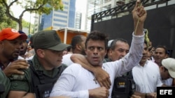 El dirigente opositor venezolano Leopoldo López se entregó a miembros de la Guardia Nacional (GNB, policía militarizada) el 18 de febrero de 2014, en una plaza en Caracas (Venezuela). 