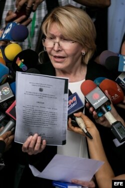 La fiscal general de Venezuela, Luisa Ortega Díaz, muestra un documento tras la solicitud que hizo ante el TSJ.