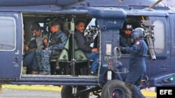  Militares mexicanos conducen en un helicóptero al máximo dirigente del cártel de Sinaloa, Joaquín "El Chapo" Guzmán 