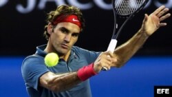 El tenista suizo Roger Federer golpea la bola durante su partido de cuartos de final del Abierto de Australia disputado contra el escocés Andy Murray, en Melbourne (Australia).