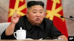 Imagen sin fecha proporcionada el domingo 24 de mayo de 2020 por el gobierno norcoreano, del líder de Corea del Norte, Kim Jong Un.