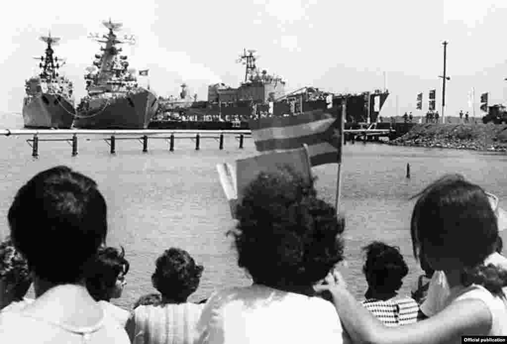 Cubanos despiden buques soviéticos en la base de Cienfuegos.